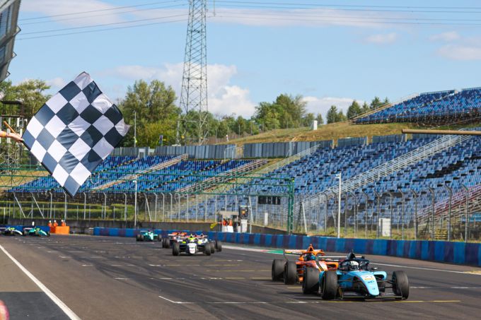 Rashid Al Dhaheri vergroot voorsprong in kampioenschap met zege in Race 2 op de Hungaroring