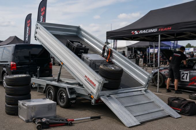 Efficiënt transport naar races met een kipper
