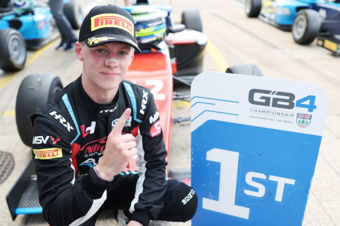 Hilton mengt zich in de titelstrijd met overwinning in eerste race op Silverstone