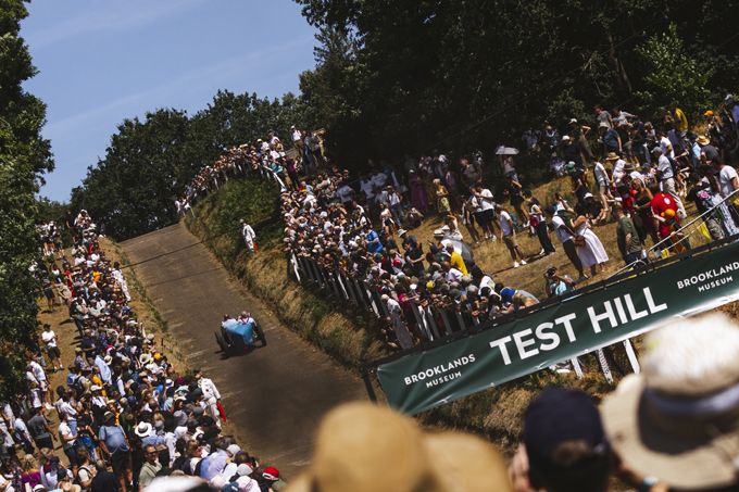 Brooklands viert honderdjarig bestaan van de eerste Grand Prix van Groot-Brittannië in spectaculaire stijl
