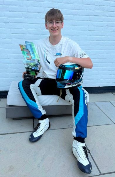 Jayden Grootjans met eerste beker in de autosport
