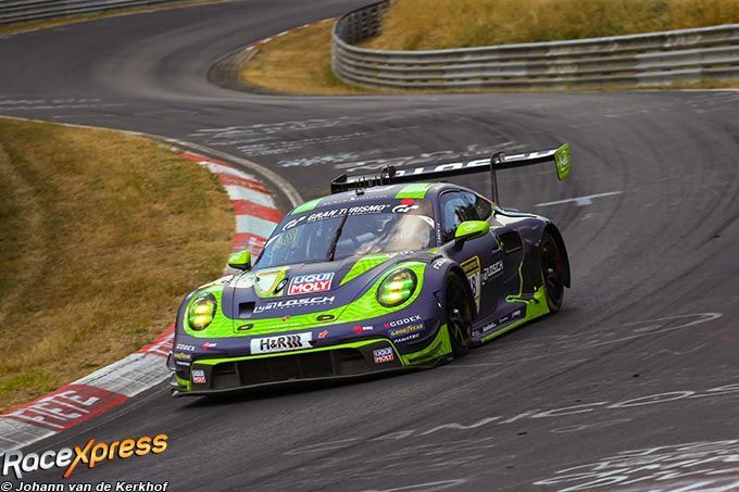 Ondanks verwoede gevechten eindigde de Porsche van LOSCH Motorsport op de derde plaats