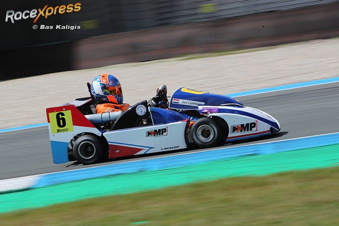 Jan Lammers vol gas over TT Circuit Assen met 250cc Superkart
