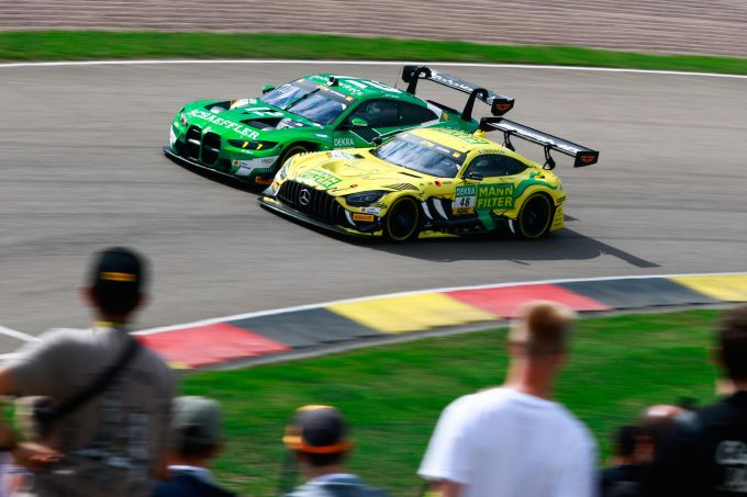 Marco Wittmann in gevecht met Jules Gounon in de gele Mercedes-AMG GT3