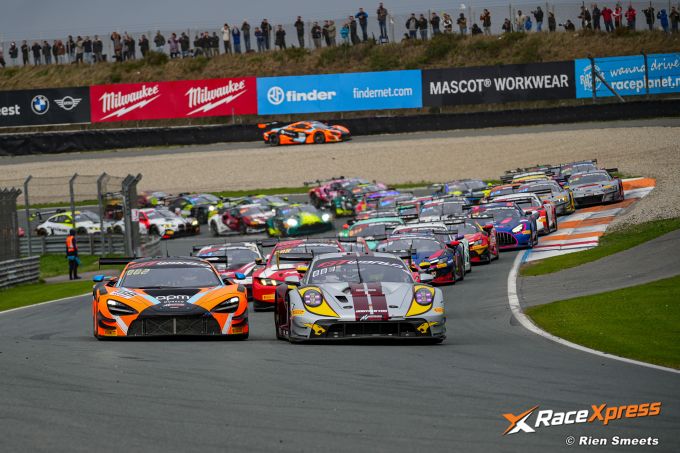 Schuring strijdt om thuiszege in superspannende GT World-race Zandvoort; Vermeulen op podium, Team Verstappen maakt reuzensprong