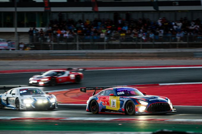VIDEO - Legendarisch!e race voor Max Verstappen in Portimao: in 25 minuten van P24 naar P9 en P5 in zijn klasse!